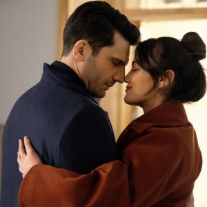 Segreti di famiglia. Kaan Urgancıoğlu e Pınar Deniz in una sequenza della serie.