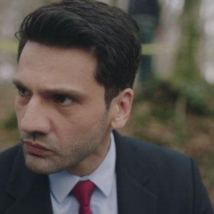 Segreti di famiglia. Un primo piano di Kaan Urgancıoğlu nella serie.