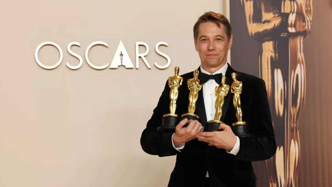 Sean Baker con gli Oscar vinti per il film Anora