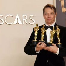 Anora: Sean Baker con in mano i suoi quattro Oscar vinti