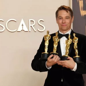 Anora: Sean Baker con in mano i suoi quattro Oscar vinti