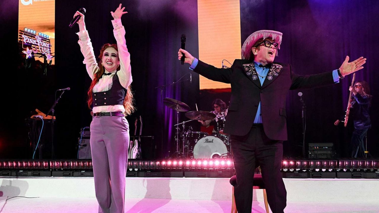 Una foto di Elton John e Chappell Roan