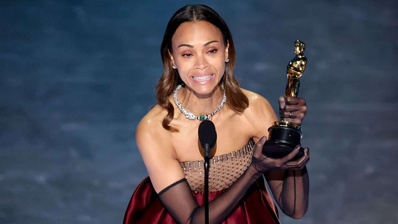 Zoe Saldana con l'Oscar per Emilia Perez