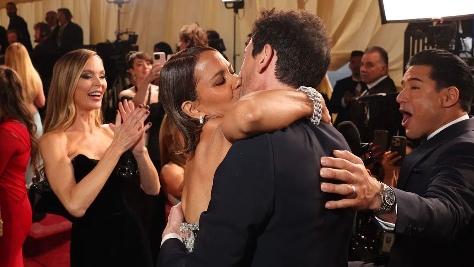 Il bacio tra Halle Berry e Adrien Brody agli Oscar 2025