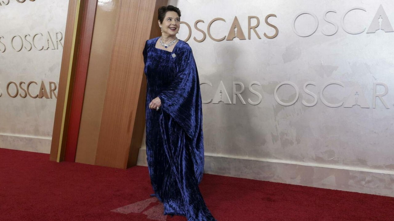Isabella Rossellini agli Oscar 2025 vestita di velluto blu Dolce&Gabbana in omaggio a David Lynch