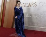 Isabella Rossellini sul red carpet degli Oscar 2025 in velluto blu: 'Un omaggio a David Lynch'