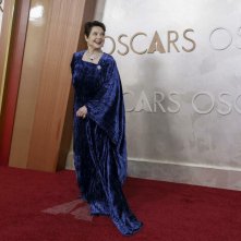 Isabella Rossellini agli Oscar 2025 vestita di velluto blu Dolce&Gabbana in omaggio a David Lynch