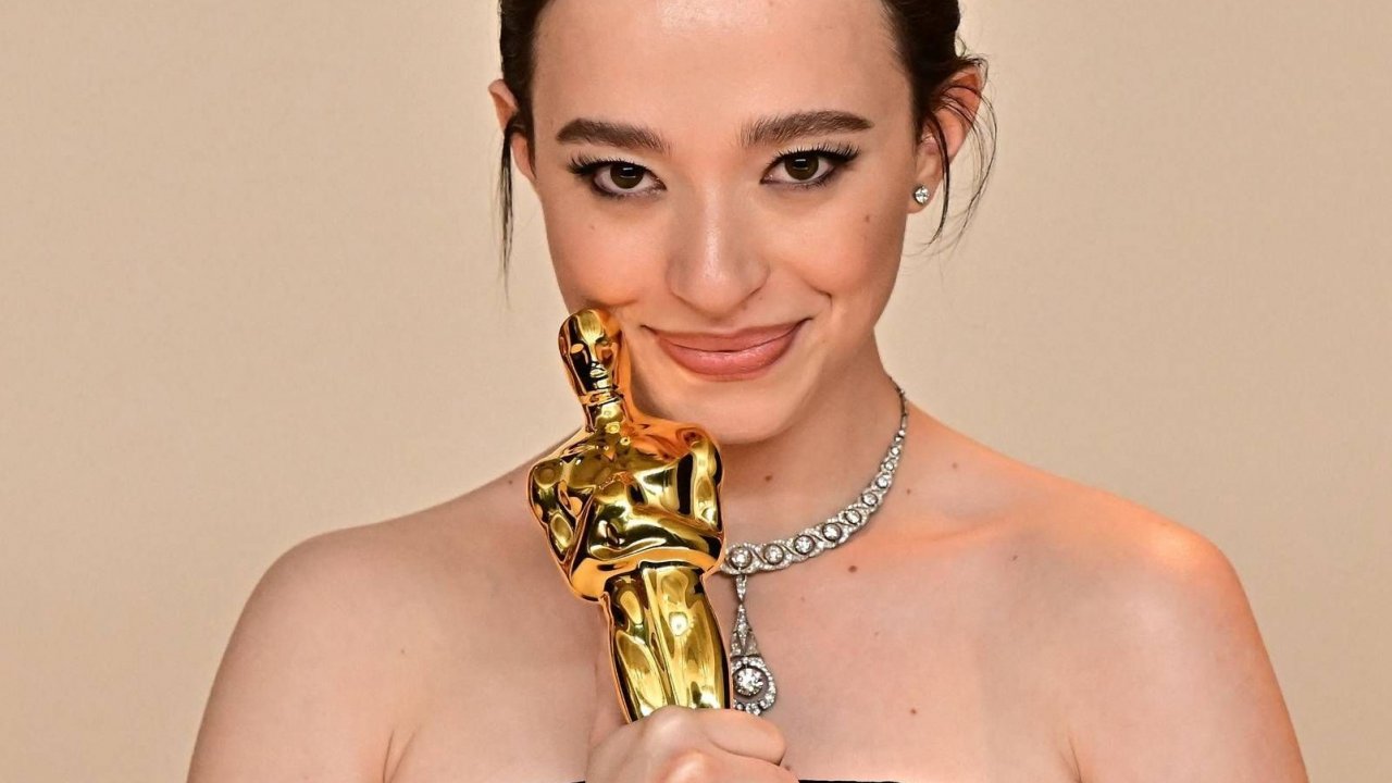 Mikey Madison con l'Oscar vinto per Anora