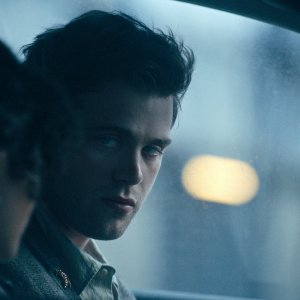 Prime Target. Leo Woodall e Quintessa Swindell in una scena del finale.