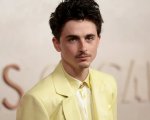 Timothée Chalamet non passa inosservato agli Oscar 2025, tra eleganza e ribellione