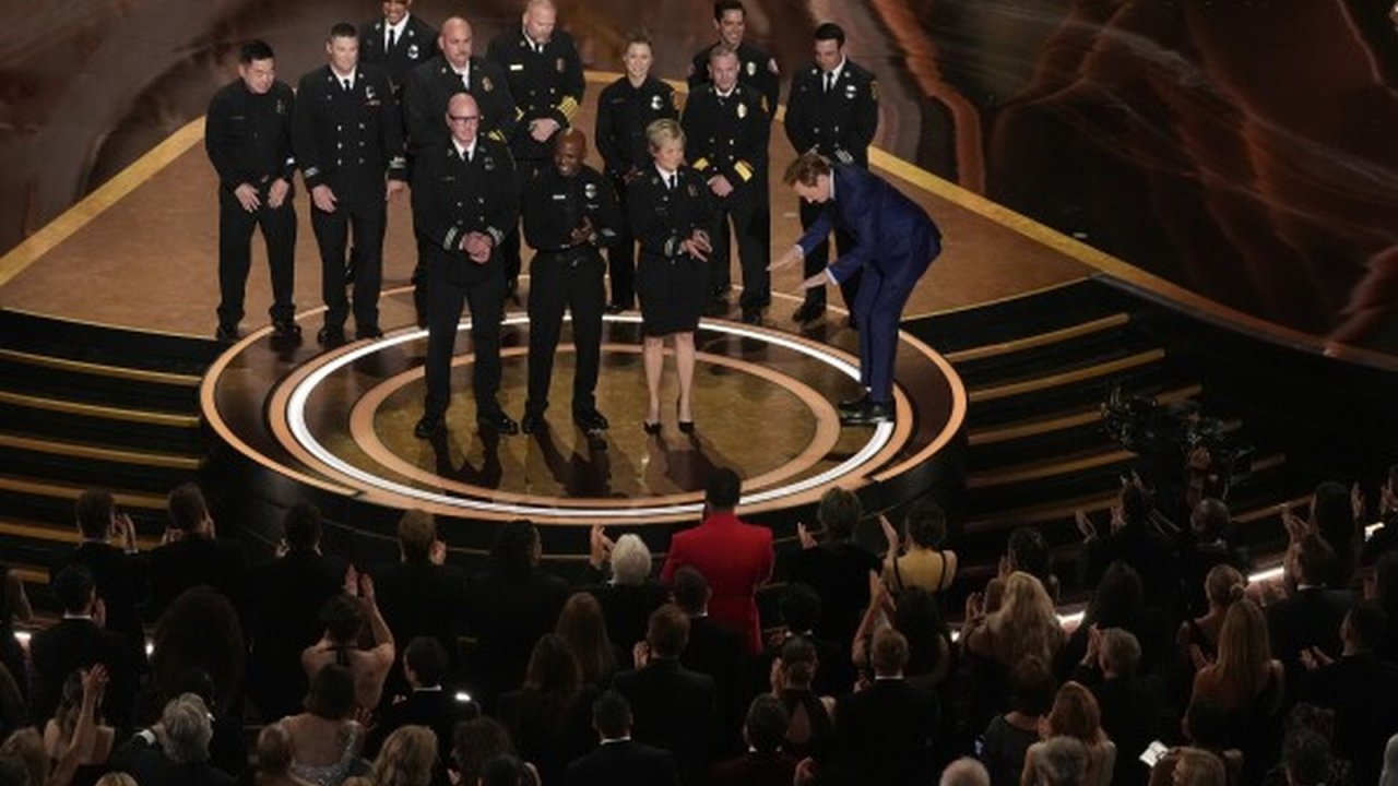 Un momento degli Oscar 2025 con i pompieri di Los Angeles