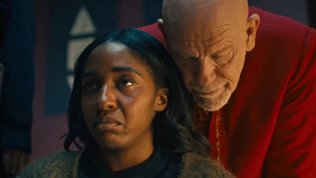 Ayo Edebiri e John Malkovich in una scena