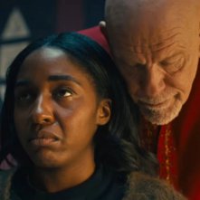 Opus: Ayo Edibiri incalzata da John Malkovich in una scena