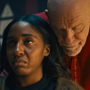 Opus: Ayo Edibiri incalzata da John Malkovich in una scena