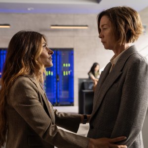 Paradise. Julianne Nicholson e Sarah Shahi in una scena della serie.