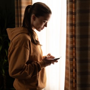 Paradise. Nicole Brydon Bloom in una scena della serie.