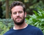 Armie Hammer: 'Ho provato a rimorchiare un uomo perché le donne sono troppo complicate'