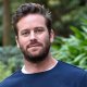 Armie Hammer: 'Ho provato a rimorchiare un uomo perché le donne sono troppo complicate'