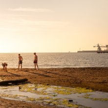 Il migliore dei mali: i protagonisti in spiaggia all'ombra delle ciminiere