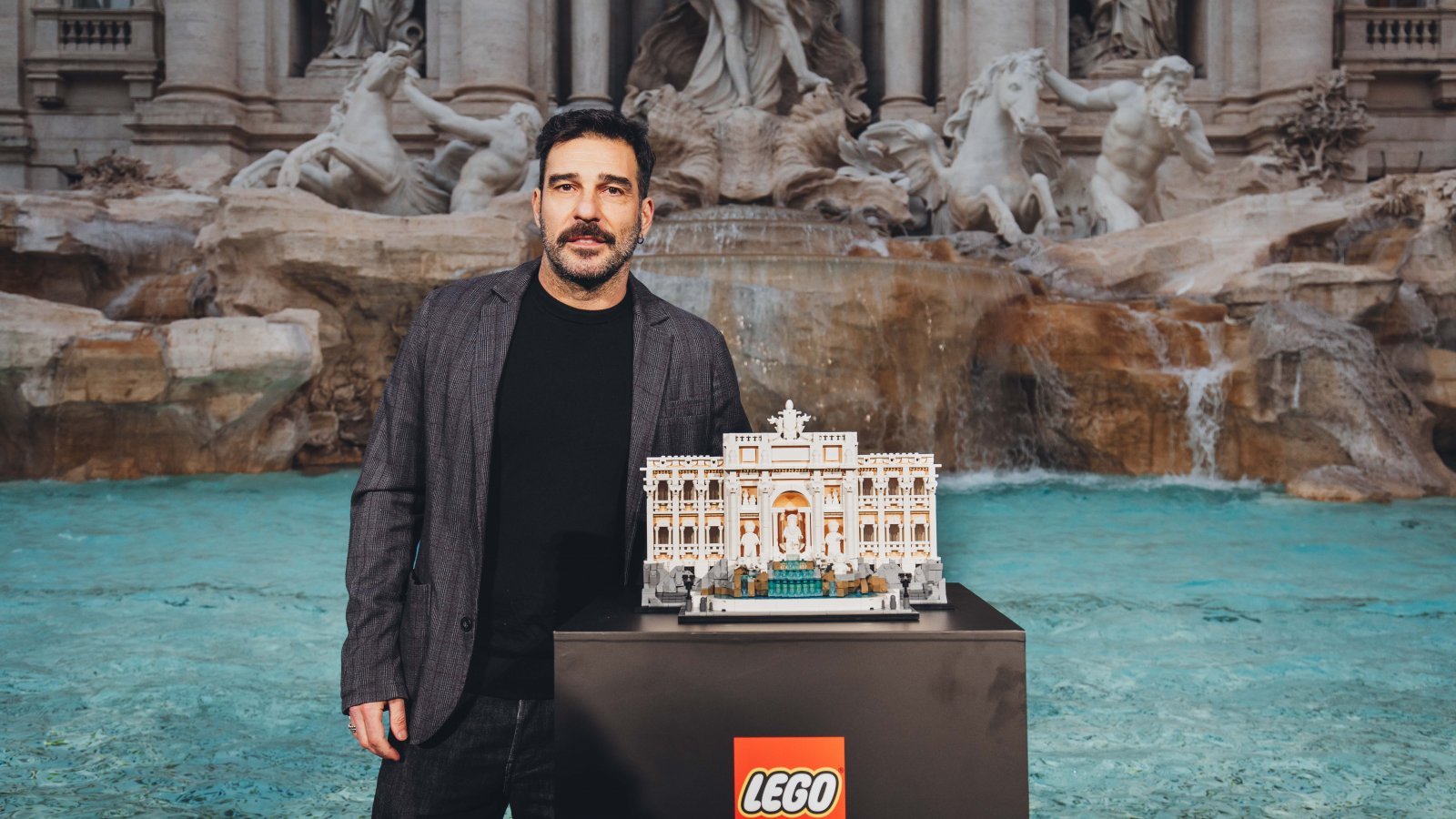 Edoardo Leo con il set Lego della Fontana di Trevi