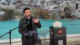 Edoardo Leo alla presentazione di Lego Architecture Fontana di Trevi