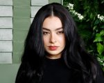 Le Cronache di Narnia: la cantante Charli XCX in trattative per entrare nel cast del film di Greta Gerwig