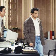 Friends: Matthew Perry e Matt LeBlanc in una scena con Stephen Park