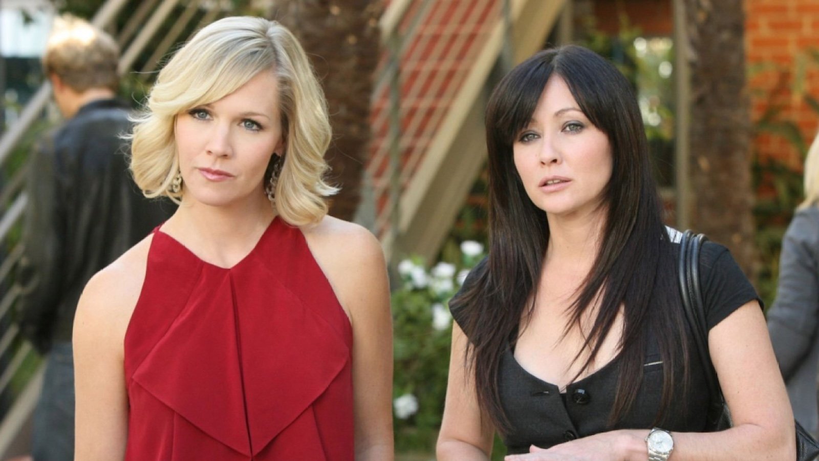 Jennie Garth e Shannen Doherty in una scena di Beverly Hills