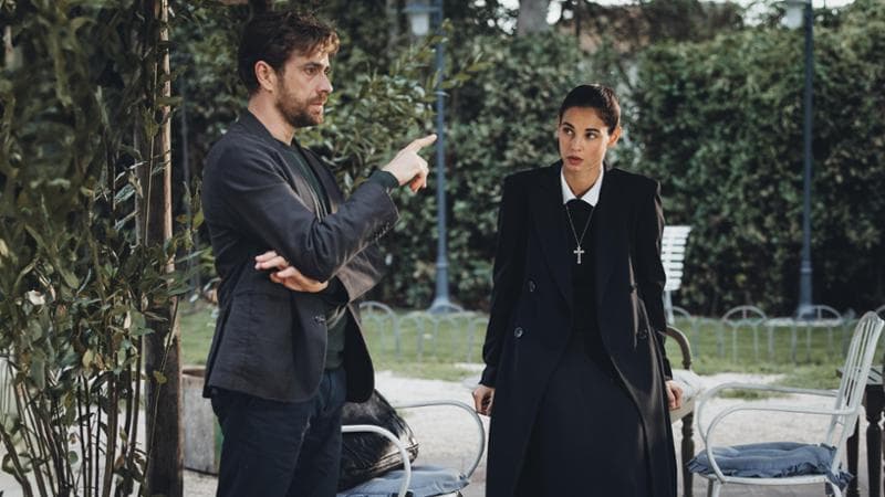 Suor Azzurra e Lorenzo in una scena di Che Dio ci aiuti 8