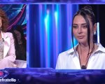 Grande Fratello, Mariavittoria e Shaila criticano Beatrice Luzzi e Signorini: 'Tanto intelligente e poi...'