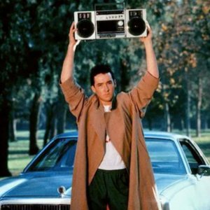 Non per soldi... ma per amore: John Cusack con lo stereo in mano