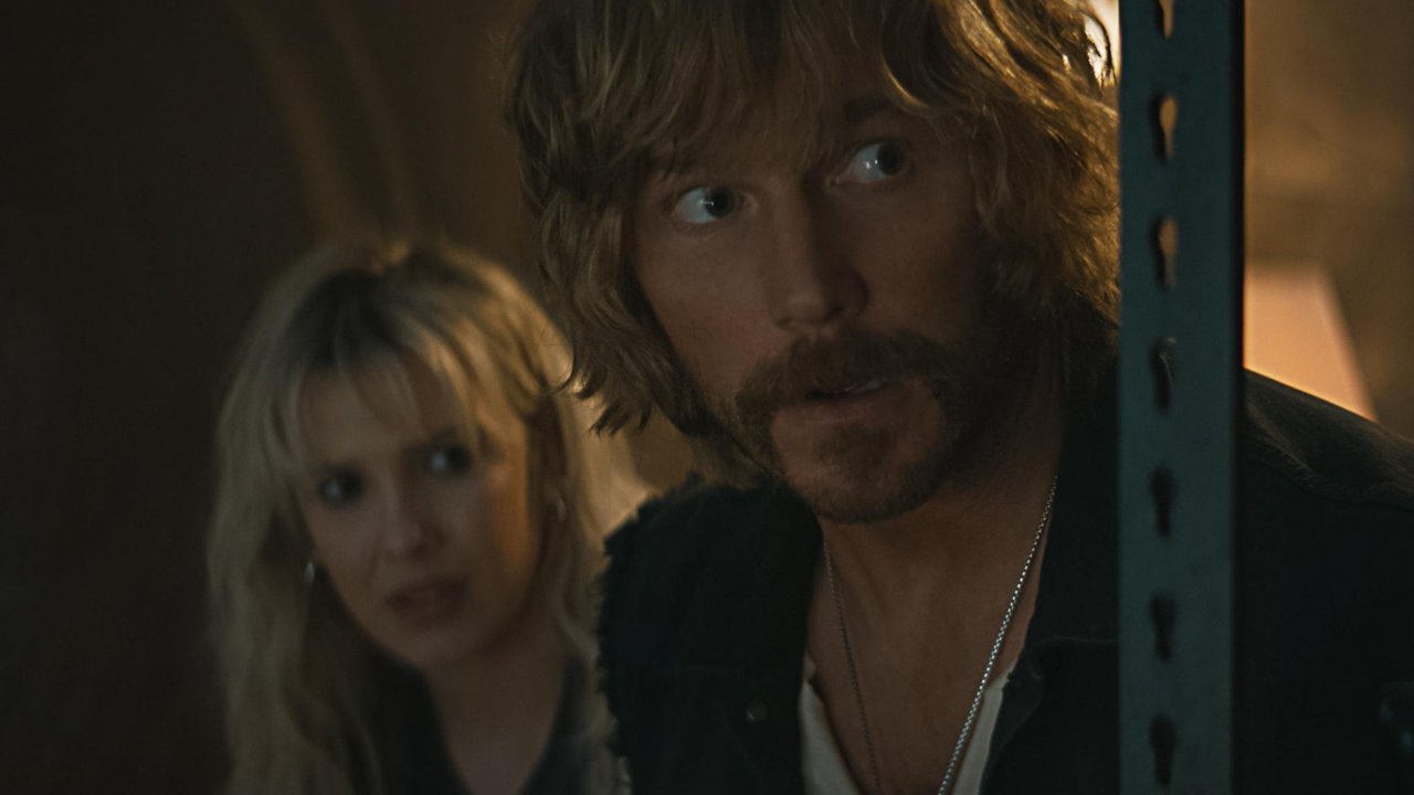 Millie Bobby Brown e Chris Pratt in una scena