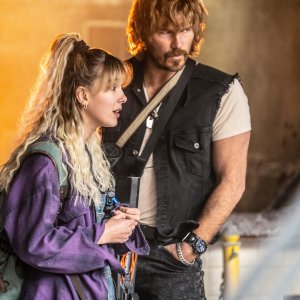 The Electric State: Millie Bobby Brown e Chris Pratt in una scena del film