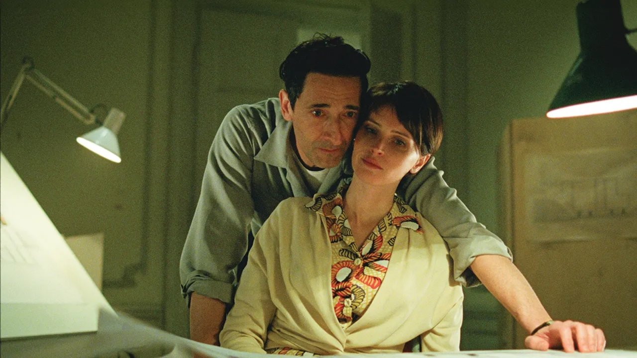 Adrien Brody e Felicity Jones in una scena di The Brutalist