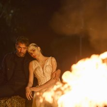 Gioco pericoloso: Elodie con Adriano Giannini davanti al fuoco