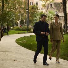 Gioco pericoloso: Elodie con Adriano Giannini in un parco