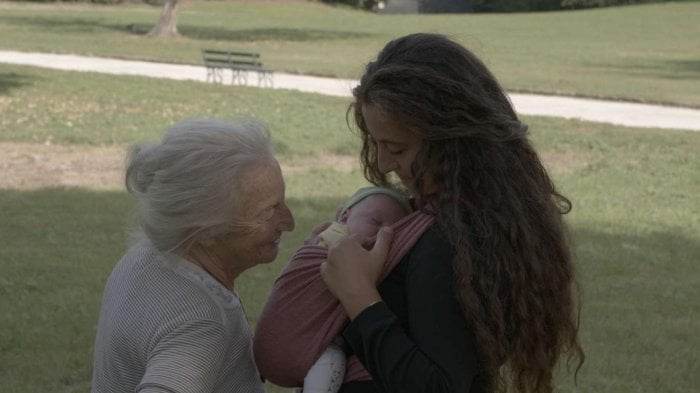 Tempo d’attesa, la recensione: essere madri oggi secondo il documentario di Claudia Brignone