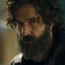 Un solo sguardo. Piotr Stramowski in una scena della serie Netflix.