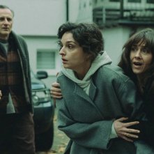 Un solo sguardo. Una scena concitata nella miniserie Netflix.