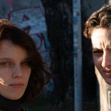 L'albero: Tecla Insolia e Carlotta Gamba in una scena