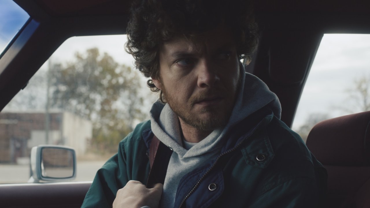 Jack Quaid in un'immagine di Neighborhood Watch