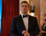 Jon Hamm perde lavoro, famiglia e soldi nel trailer della nuova serie Apple TV+ Your Friends & Neighbors