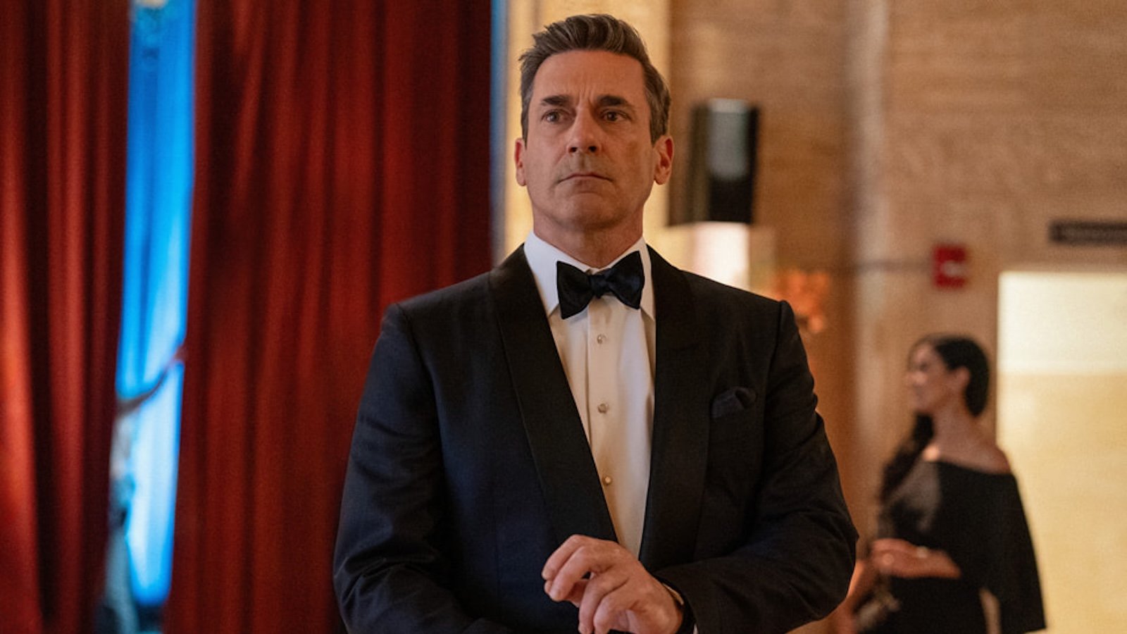 Your Friends & Neighbors: Jon Hamm in una scena del trailer