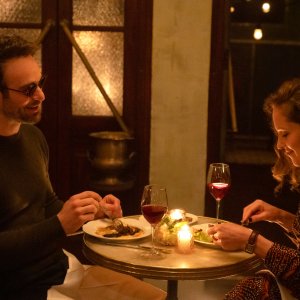 Daredevil: Rinascita. Charlie Cox e Margarita Levieva in una scena della serie.
