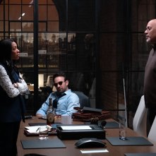 Daredevil: Rinascita. Charlie Cox, Nikki M. James e Clark Johnson in una scena del terzo episodio.