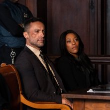 Daredevil: Rinascita. Kamar de los Reyes e Nikki M. James in una scena del terzo episodio.