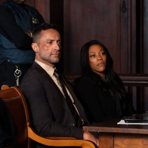 Daredevil: Rinascita. Kamar de los Reyes e Nikki M. James in una scena del terzo episodio.