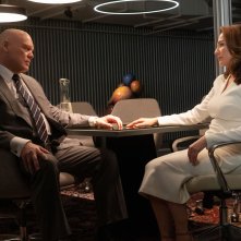 Daredevil: Rinascita. Vincent D'Onofrio e Ayelet Zurer in una scena della serie.