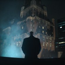 Daredevil: Rinascita. Vincent D'Onofrio di spalle nella serie Disney+.