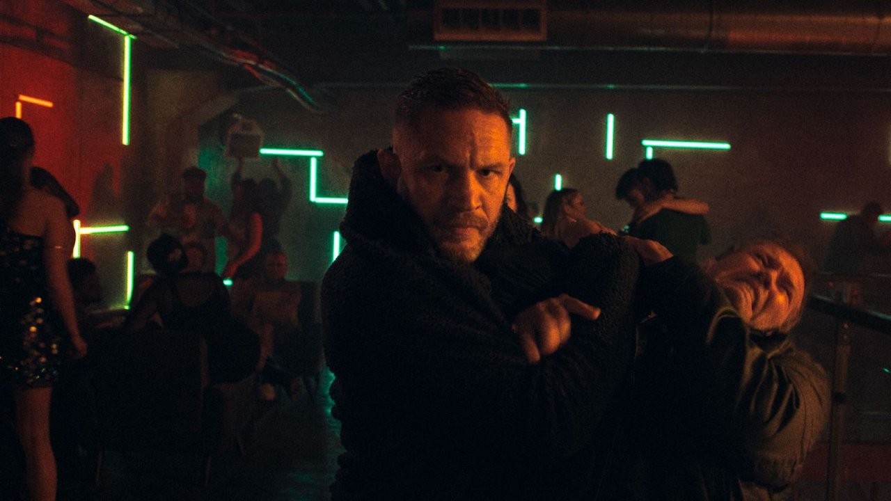 Tom Hardy in una scena di Havoc